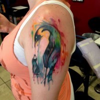 Gemalter Pinguin  bunte Tinte Tattoo