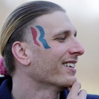 Tatuaje en la cara, dos rayas rojo y azul