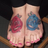 dipinti due rose blu e rosso tatuaggio su piedi di donna