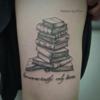 Tatuaje en el antebrazo, montón de libros diferentes y inscripción