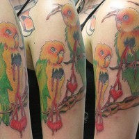 pappagalli su ramo tatuaggio a mezza manica