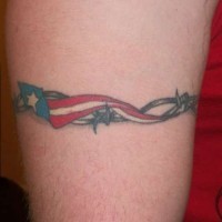 Tatuaje  de alambre de espina con bandera americana