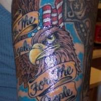 el tatuaje patriota detallado y colorado con una aguila y la bandera americana
