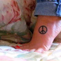 Tatuaje en el pie, signo de paz, tinta negra