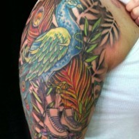 Tatuaje en el brazo, pavón en la selva