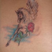 Tatuaje en el hombro, pegaso blanco y rosa roja