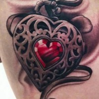Tatuaggio pittoresco il pendaglio con il cuore rosso