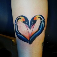 pinguino a firma di cuore colorato tatuaggio su gamba