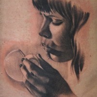 Tatuaje  de chica con pompas de jabón