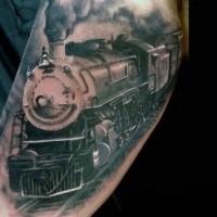Foto como tatuaje de bíceps detallado del tren de vapor vintage