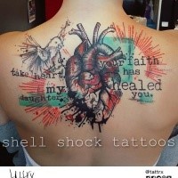 Photoshop farbiges Rücken Tattoo des menschlichen Herzens mit Schriftzug und Vogel