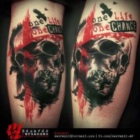 Photoshop Stil gefärbter menschlicher Schädel mit Schriftzug und Krähe