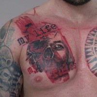 Photoshop Stil farbiges Porträt mit Schriftzug Tattoo auf der Brust