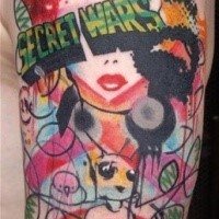 Photoshopstil farbiger Oberarm Tattoo der Beschriftung mit  Karikaturhelden