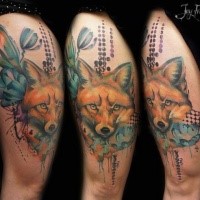Photoshop Stil gefärbtes Oberschenkel Tattoo von Fuchs mit Blumen
