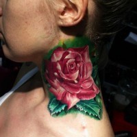 Tatuaje en el cuello, flor linda muy realista con hojas verdes