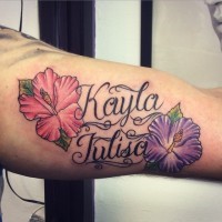 Tatuaje en el brazo, 
hibiscos lindos en tonos pastel y nombre