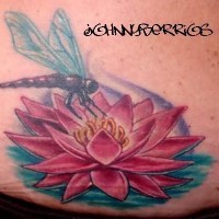 Tatuaje en la espalda baja, loto bello rosado y libélula