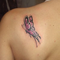 piccola farfalla rosa tatuaggio su spalla