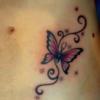 Tatuaje en el estómago,  mariposa linda de color rosa con rizos y estrellas