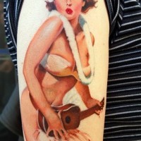 Tatuaje en el brazo, chica pinup hawaiana