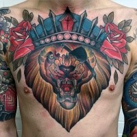 Tatuaggio pirata simile a un petto di leone con corona e rose