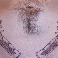 el tatuaje de dos pistolas simetricas hecho en la panza