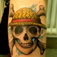 Tatuaje en el antebrazo,
calavera divertida en sombrero  y huesos cruzados