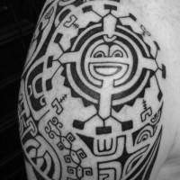 Tatuaggio carino sul deltoide in stile tribale