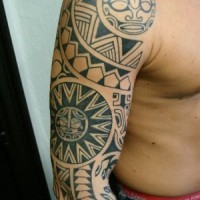 Tatuaggio grande sul braccio in stile polinesiano