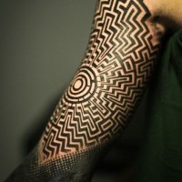 Polynesischer Stil großes schwarzweißes hypnotisches Ornament Tattoo am Arm