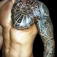 Polynesischer Stil schwarzweißes detailliertes großes Tattoo auf Ärmel und Schulter