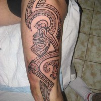 polinesiano stile colorato tribale ornamento tatuaggio su braccio