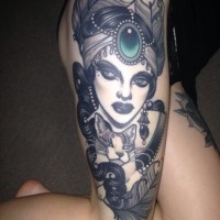 ritratto bellissima donna con gatto tatuaggio su coscia femminile da Emily Murray