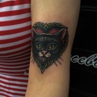 Tatuaje en el brazo,
gato negro en marco lindo