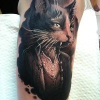 Tatuaje en el brazo, gato en un traje