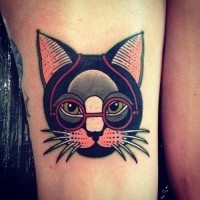 Tatuaje  de gato en gafas en la pierna