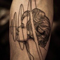 Tattoo mit Porträt einer jungen Frau und geometrischen Symbolen am  Unterarm