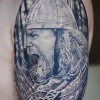 Tatuaje en el brazo,
retrato realista de guerrero y su talismán