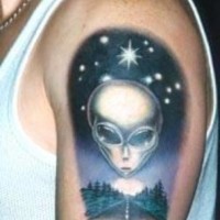 Tatuaje en el brazo,
rostro de criatura extraterrestre  y camino