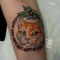 Porträt der Katze mit kleinen Fischen Tattoo von Eddy Lou