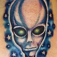 Tatuaje  de criatura alienígena con ojos grandes