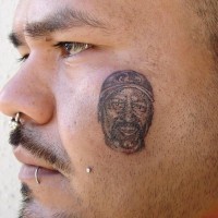 Tatuaje en la cara, retrato de un hombre