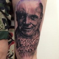Porträt Stil schwarzes und weißes Bein Tattoo mit gruseligem Mannes Porträt und Schriftzug