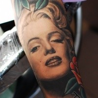 Portrait Stil schwarzes und weißes Marilyn Monroes Gesicht Tattoo auf Unterarm