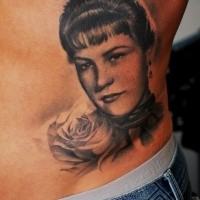 Portrait Stil schwarzweißes Seite Tattoo mit Porträt der Frau und Rose