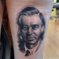 Portrait Stil schwarzes und weißes Oberschenkel Tattoo von Vintage Mannes Gesicht