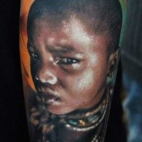 Portrait Stil farbiges Arm Tattoo mit Tribal Mädchen