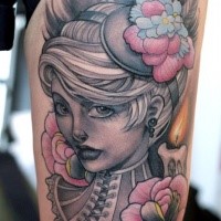 Porträt Stil schöne Frau farbiges Tattoo am Oberschenkel mit Kerze und Blumen