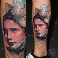 Portrait Stil farbiges Bein Tattoo mit Gesicht der schönen Frau mit Blume
